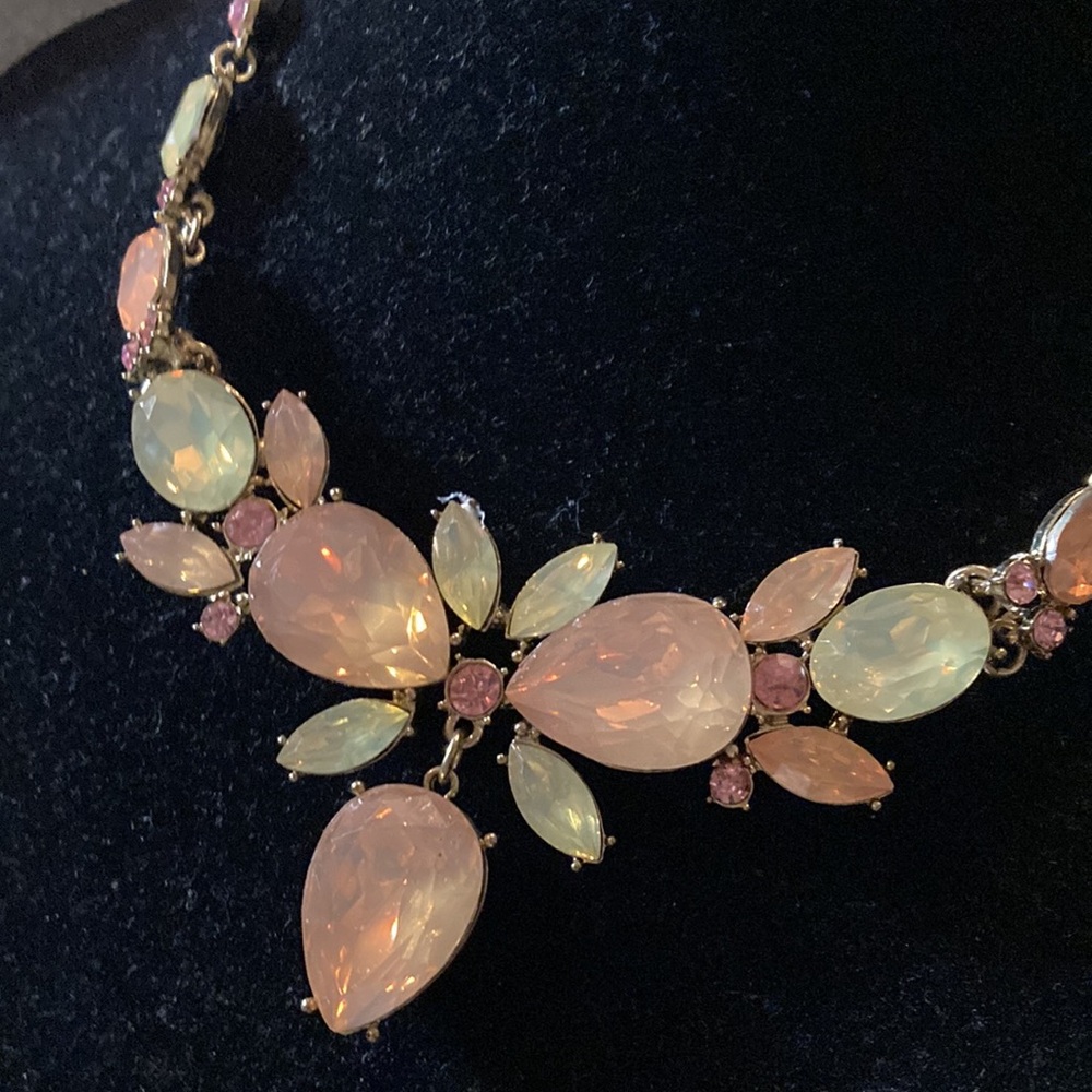 Elegant Peach light green Accent Statement Necklace -